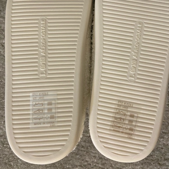 Aeropostale slippers with heart design, size L (9-10) - Picture 5 of 10